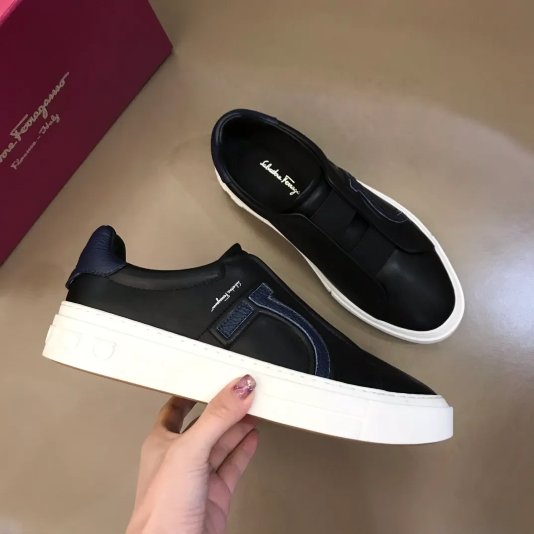p400【Salvatore Ferraga**】New men's low-top casual shoes! Top-quality cow products, original lasts, made of imported cowhide, first-class texture, first-layer sheepskin lining! Original outsole! The details are exquisite and the style is versatile and upscale! Decorated with a three-dimensional Gancini logo, the back of the tongue and lace-up piping add a pop of color. The high-tech sole features a holographic pattern and Gancini details, making it ideal for a practical yet stylish everyday look. Code number 38-44 (45 can be customized)